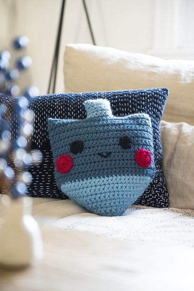 Dreidel Pillow (Crochet) – Lion Brand Yarn