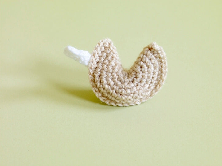 Amigurumi Fortune Cookie Cat Toy (Crochet)