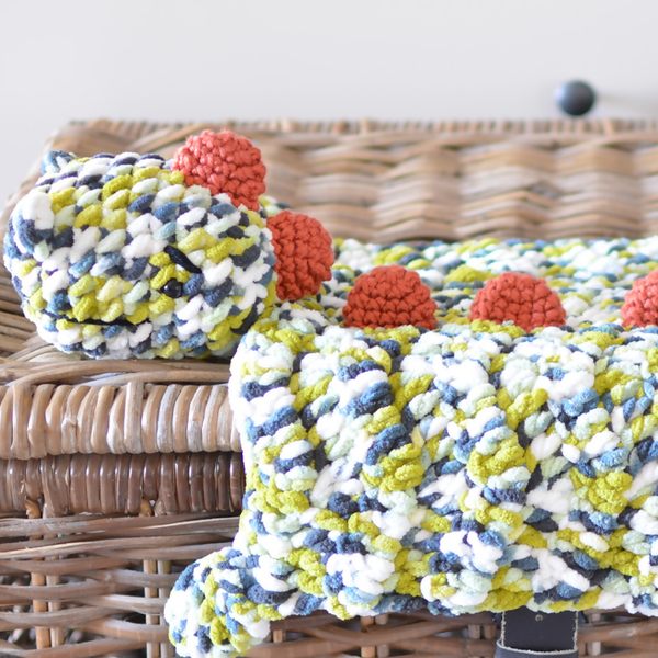 Y.A.R.N. クロスハット Dino Safety Blanket (Crochet) – Lion Brand Yarn