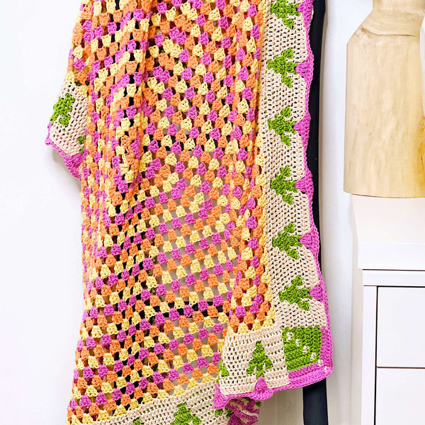 Kit Tapis Crochet à Loquet Floral Caron International - Modèle Paisley, Noir Et Rose