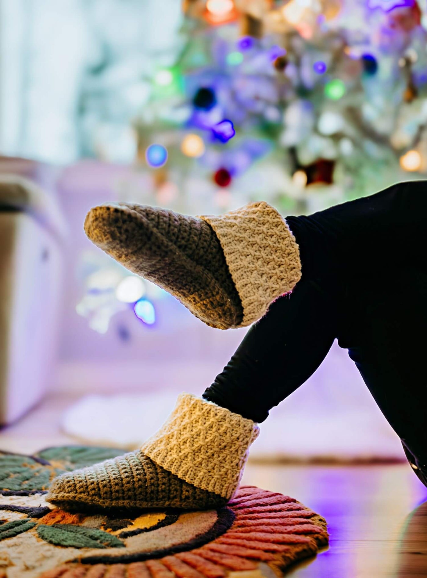 UNTISHOLD リボンブーツ　36 Crochet Kit - Fireside Crochet Slipper Boots – Lion Brand Yarn