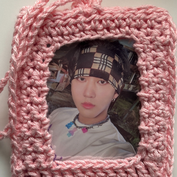 Solid Granny Square kpop photocard holder (Crochet) – Lion Brand Yarn