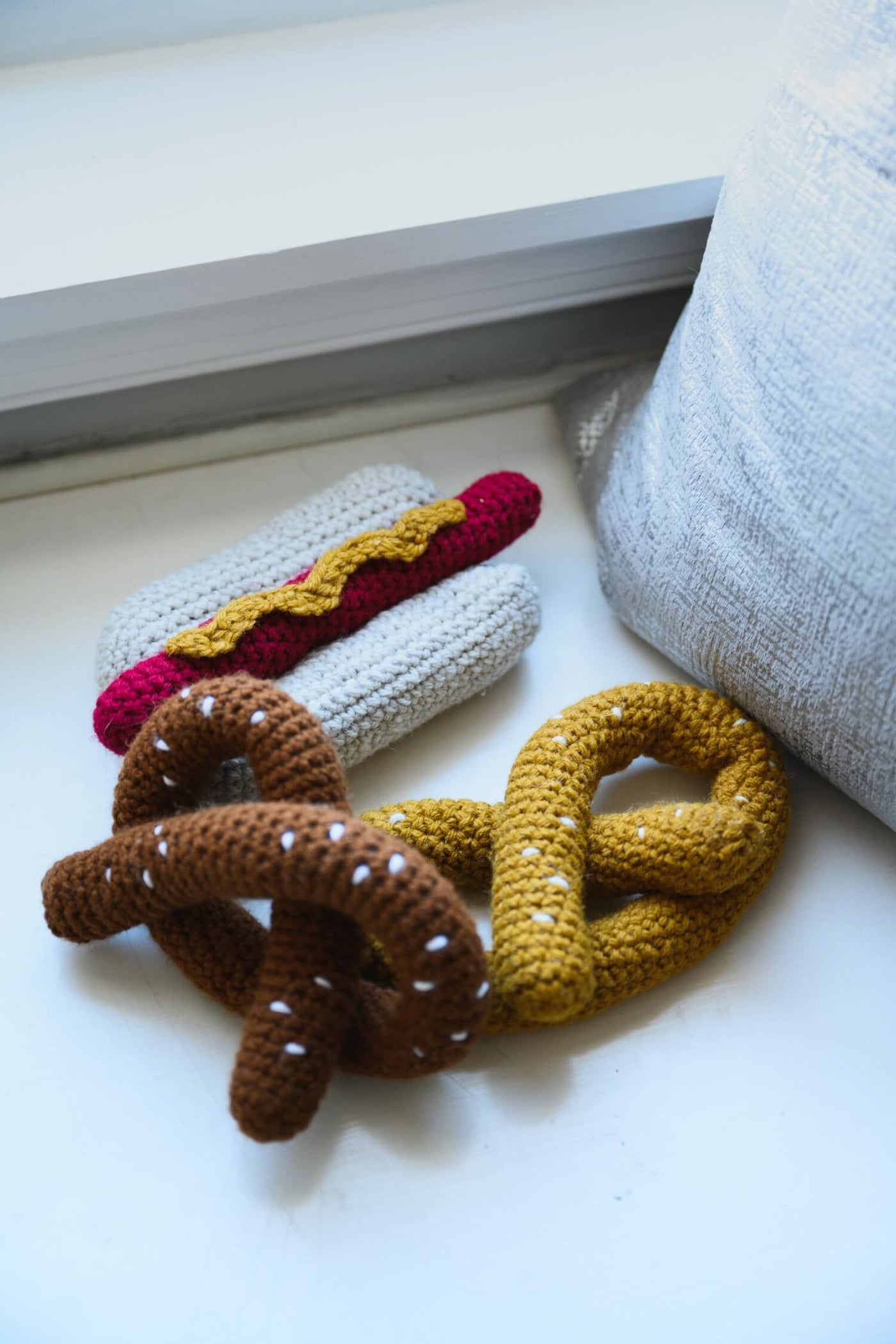 Pretzel Pet Toy (Crochet) – Lion Brand Yarn