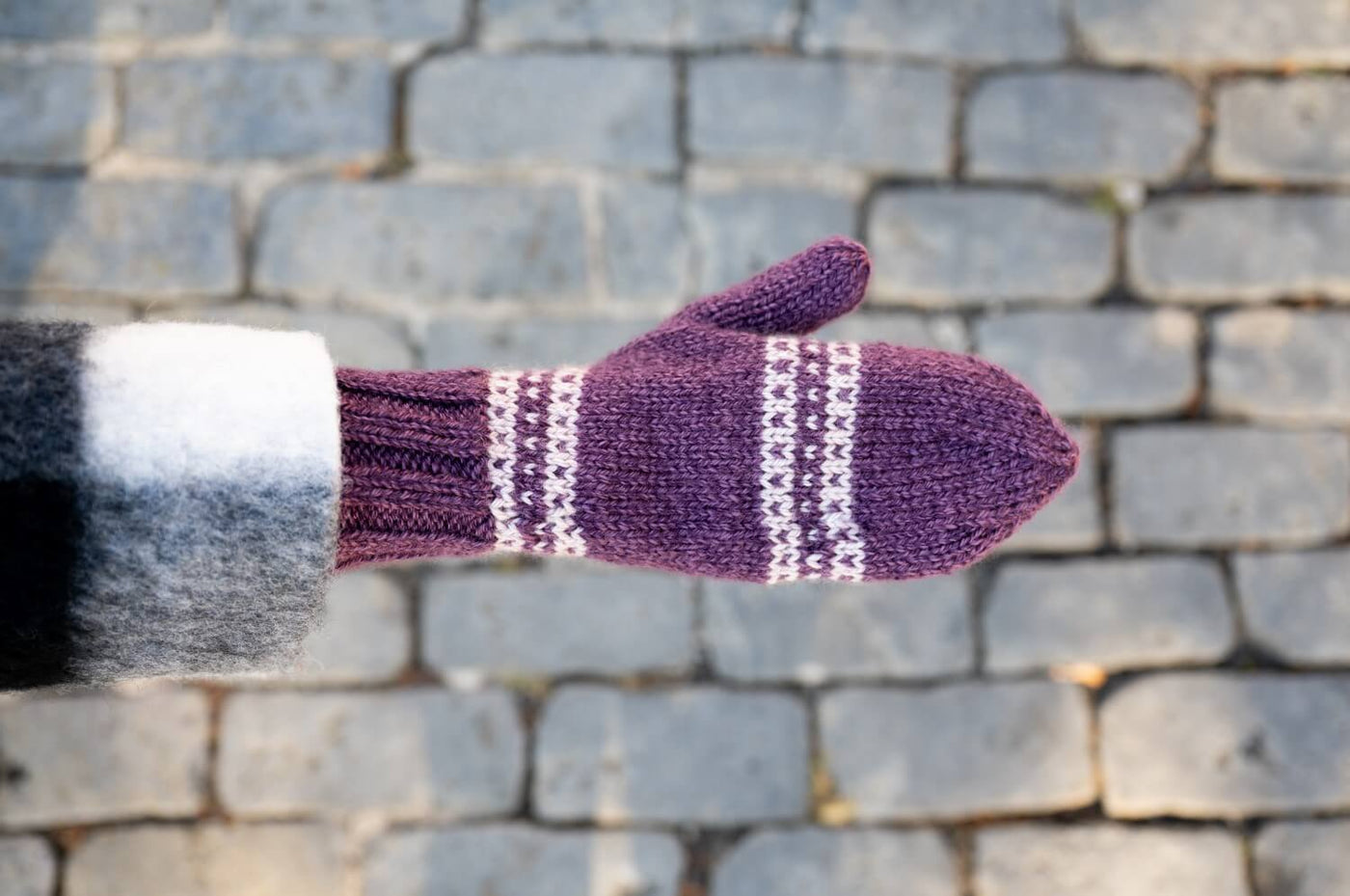 2-Color Mittens (Knit) – Lion Brand Yarn