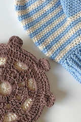 closeup of oven mitt and triver thumbnail