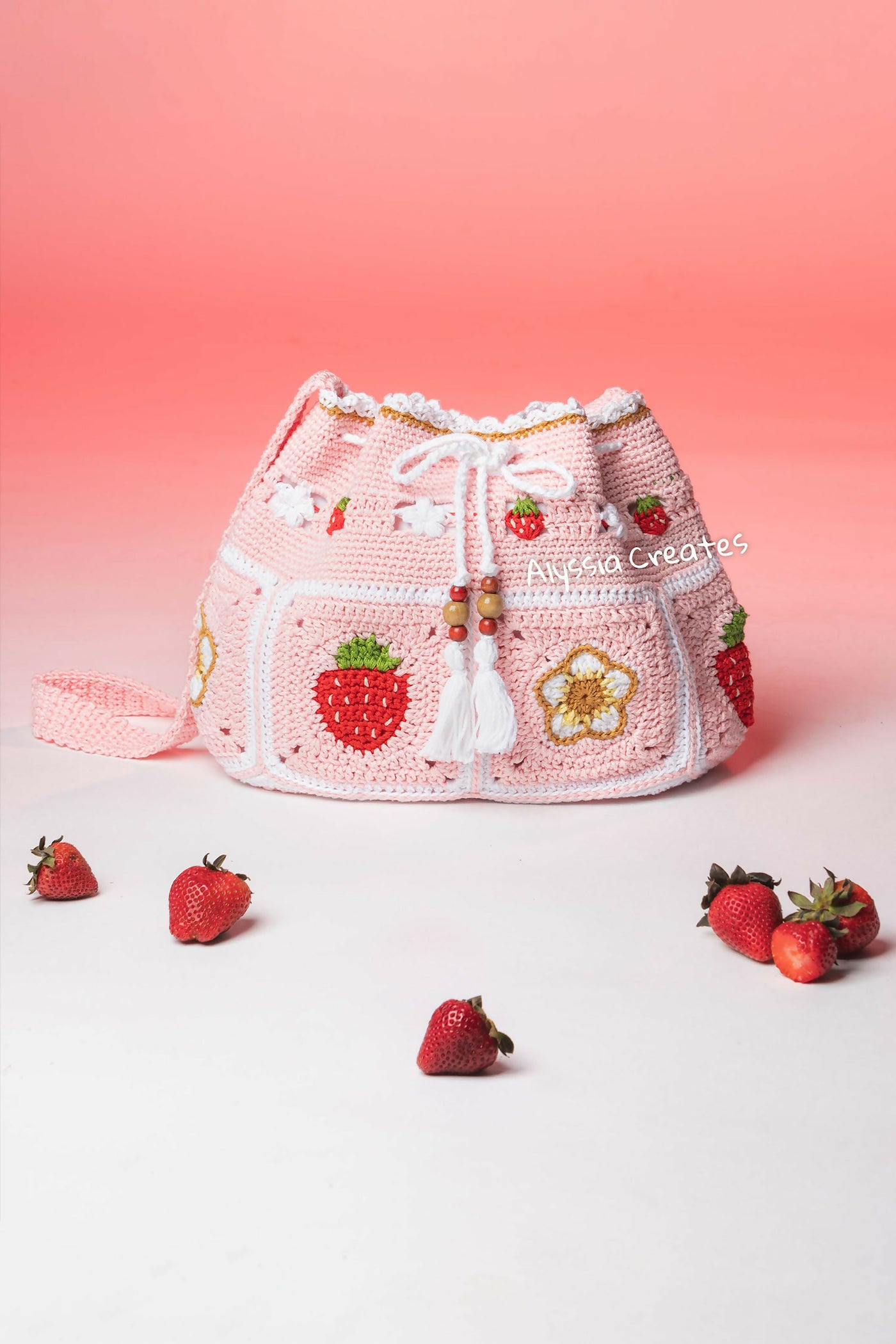 Strawberry Drawstring Crossbody Bag (Crochet) – Lion Brand Yarn