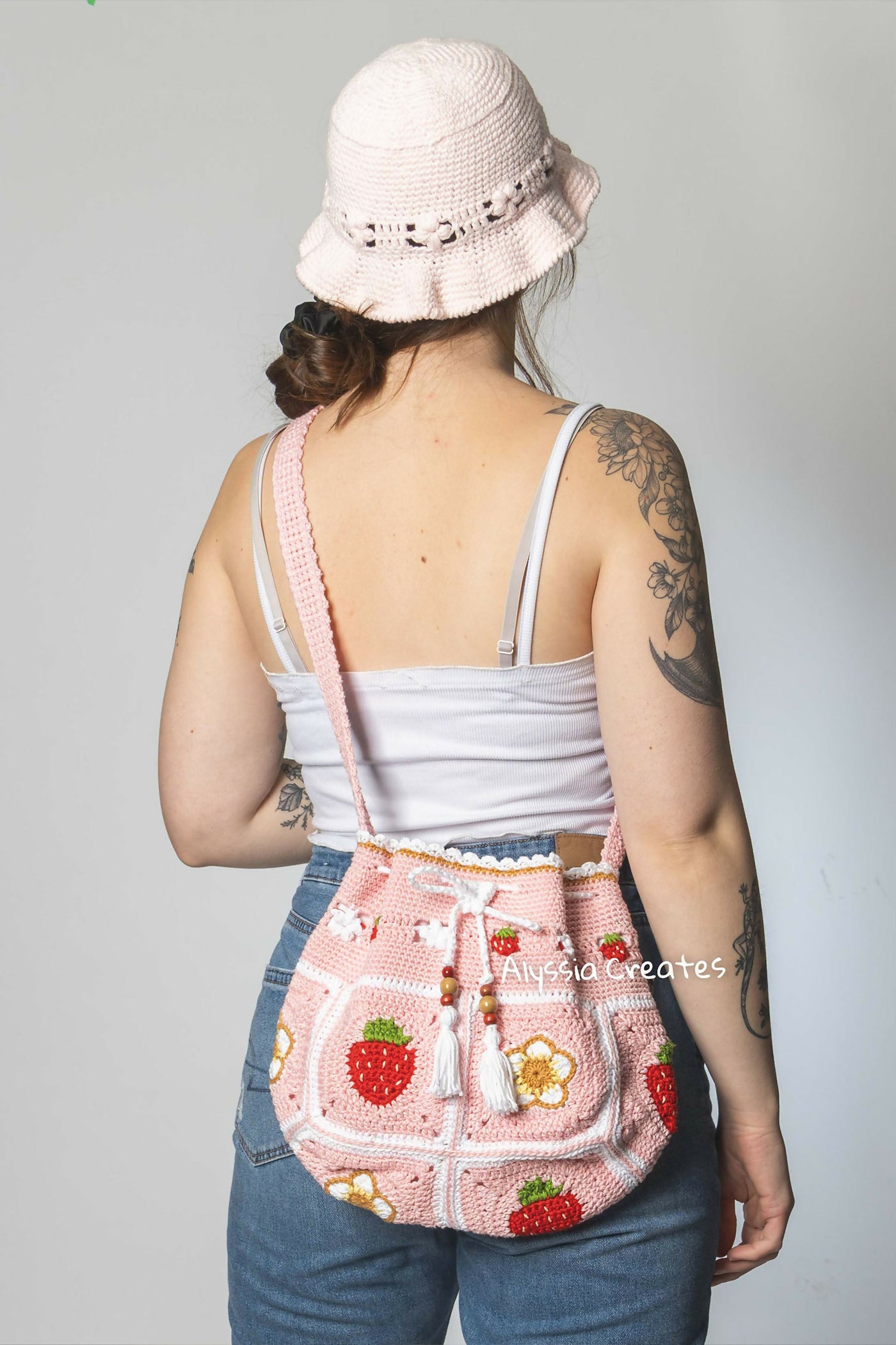 Strawberry Drawstring Crossbody Bag (Crochet) – Lion Brand Yarn