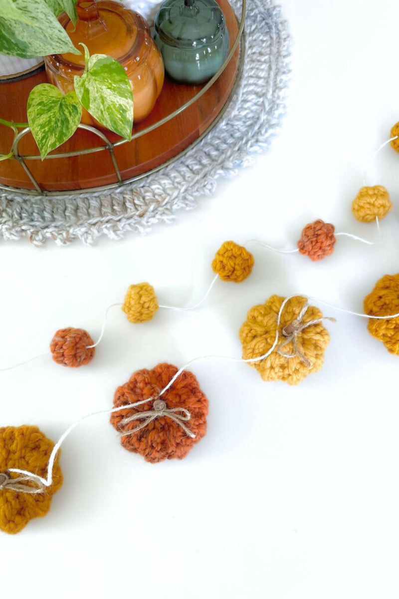 くるみガーランド Pumpkin Garland (Crochet) – Lion Brand Yarn