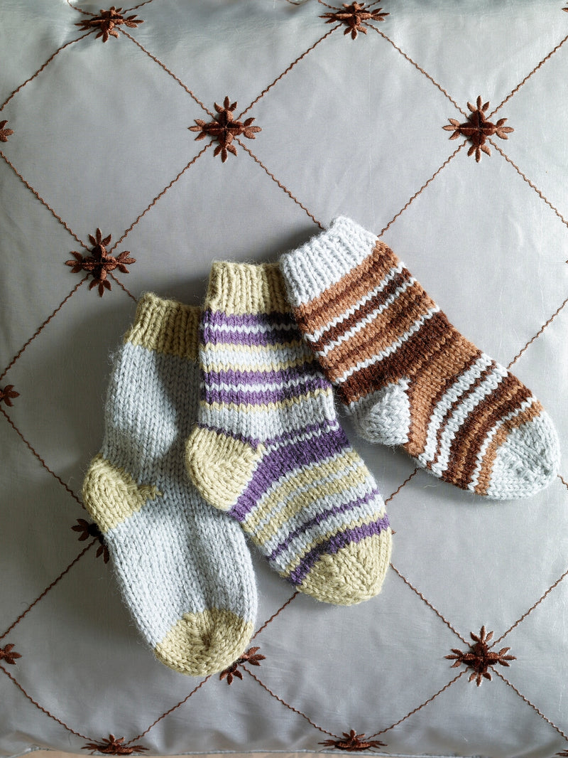 Knit Child's Two Color Socks Pattern (Knit) – Lion Brand Yarn