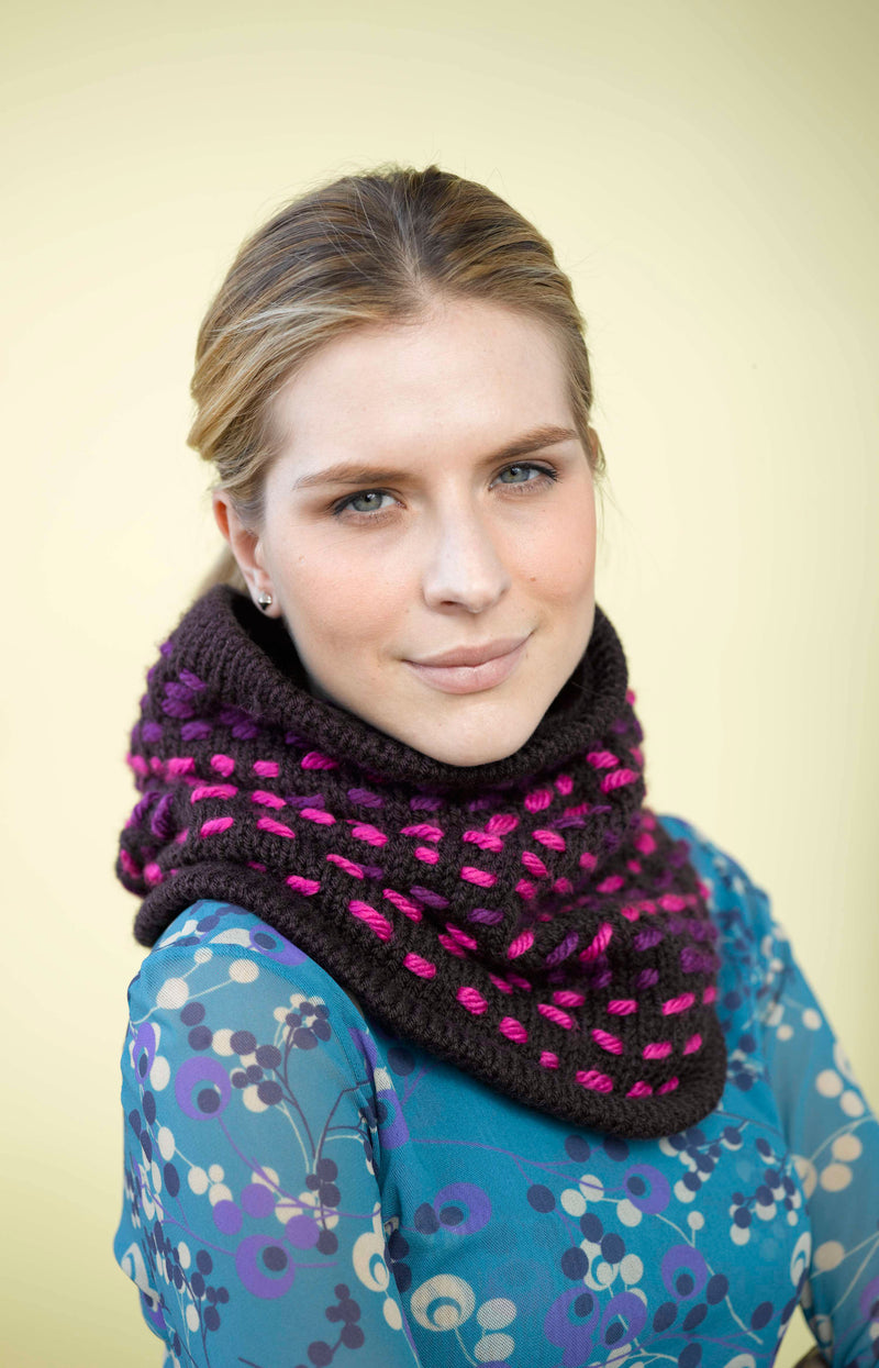 Rosy Stitches Cowl (Knit)