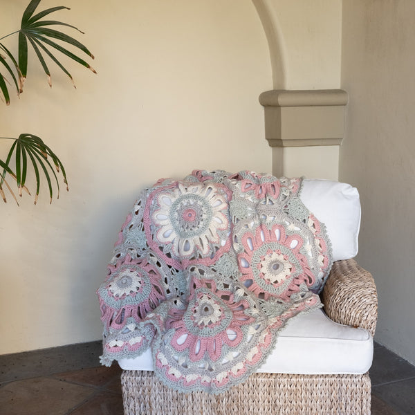 akkoさん専用 花柄刺繍ムートンラグ　200cmx200cm Circle Of Flowers Afghan (Crochet) – Lion Brand Yarn