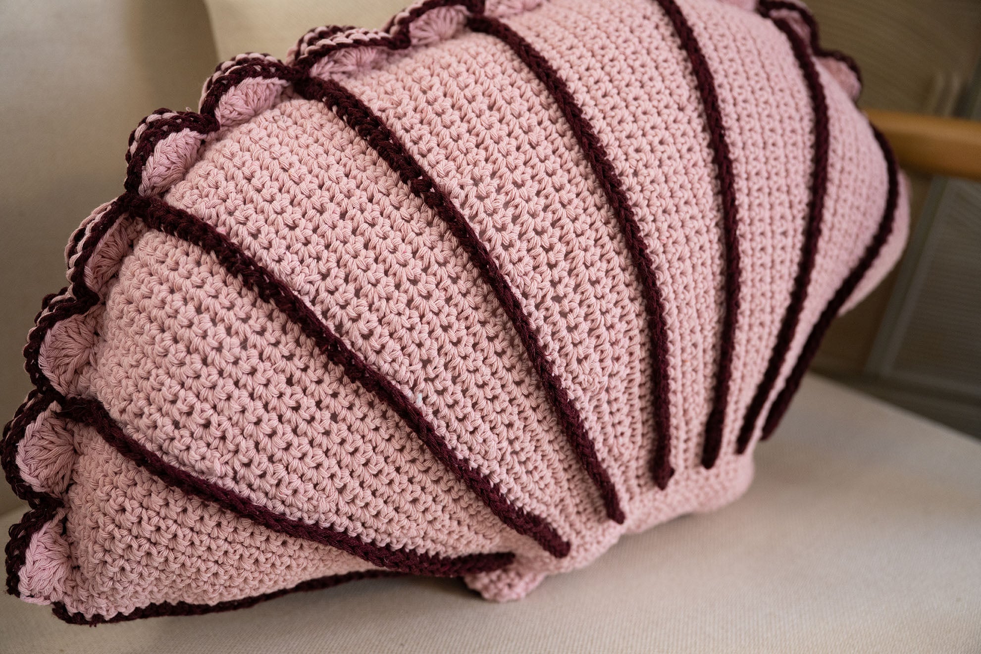 Shell Billow Shell Pillow (Crochet) – Lion Brand Yarn