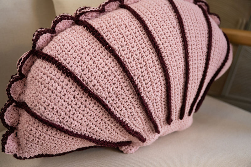 Shell Pillow (Crochet) – Lion Brand Yarn