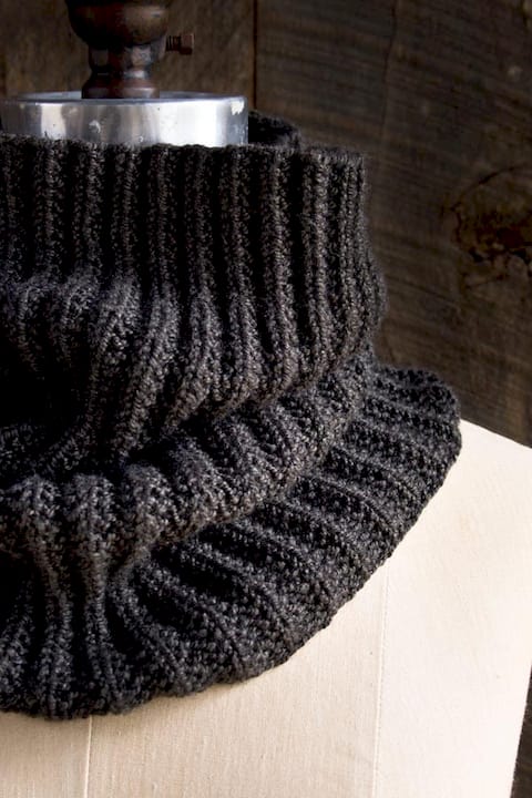 Hands knitting ribbed edge with stretchy yarn